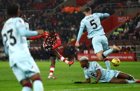 Habib Diarra fires home Sunderland’s second goal.