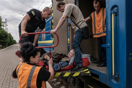 Ludmilla Chutko (71) diangkut dengan kereta evakuasi di Donbas oleh kondektur kereta api Ukraina