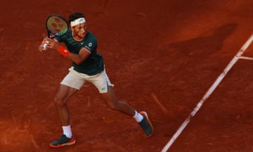 Casper Ruud sets the early pace against Alexander Zverev in their semi-final at Roland Garros.