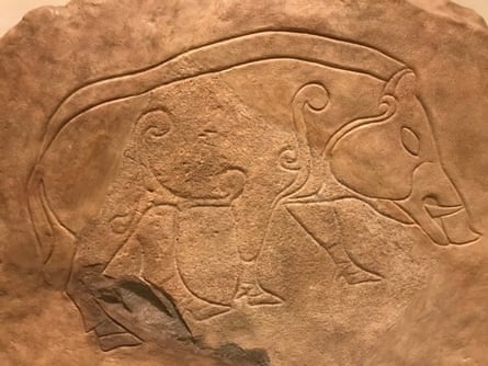 Ukiran babi hutan dari Dores di Museum Nasional Skotlandia.