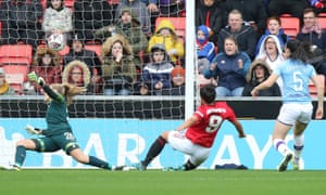 Jess Sigsworth desliza a casa el segundo gol  del Manchester United contra el City.