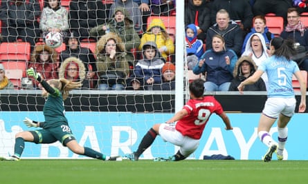 Jess Sigsworth slides home Manchester United’s second goal against City.