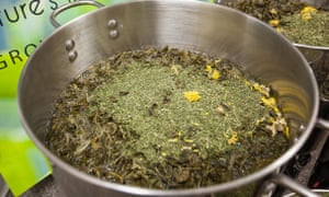 Um lote de folhas de chá e outros ingredientes sendo fabricados para fazer xampu e condicionador Virginia First Tea Farm.