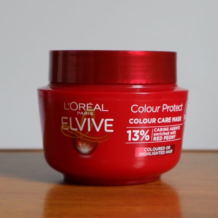A red pot of L’Oréal Paris Elvive Colour Protect Hair Mask for Coloured or Highlighted Hair