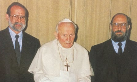 Pope John Paul II flanked by Sodalitium’s number two, Germán Doig, left, who died in 2001, and Luis Fernando Figari, the sect’s founder.