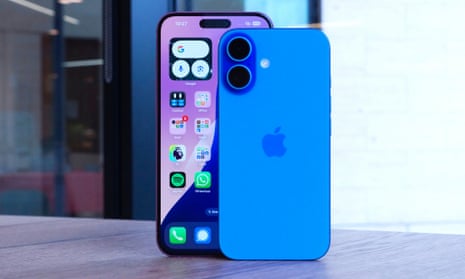 Обзор Apple iPhone 16 Plus показывает главный экран рядом с задней панелью iPhone 16.