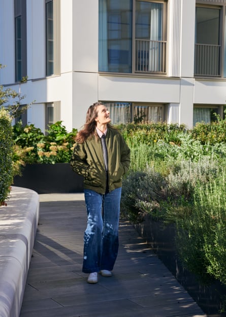 ماريسا كانون خارج ساحة صانع النحاس