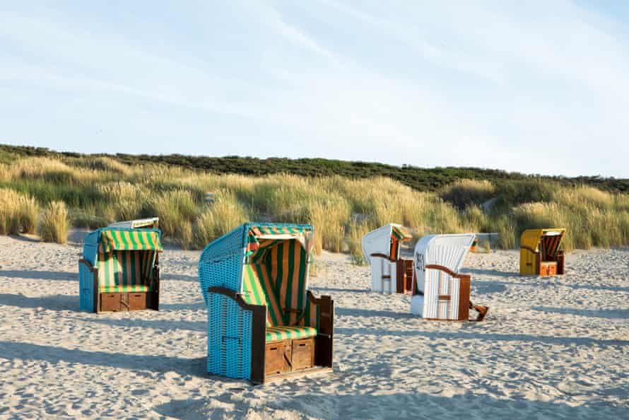 Sillas de mimbre (sillas de playa) en la playa de Juist, Alemania