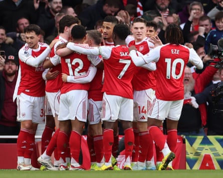 ENGLISH PREMIER LEAGUE - ARSENAL vs CHELSEAPA12788235 William Saliba do Arsenal (c, visto parcialmente) comemora com seus companheiros de equipe depois de marcar um gol de 1 a 0 durante a partida da Premier League inglesa entre Arsenal FC e Chelsea FC em Londres, Grã-Bretanha, 1 de março de 2026. EPA/Andy Wren Somente para uso editorial. Não é permitido o uso de áudio, vídeo, dados, listas de jogos, logotipos de clubes/ligas, serviços “ao vivo” ou NFTs não autorizados. O uso online na partida é limitado a 120 imagens, sem emulação de vídeo. Nenhuma influência em apostas, esportes ou publicações individuais de clubes/ligas/jogadores.