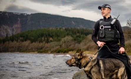 Officier de police Adam Naismith avec le chien policier Wolf