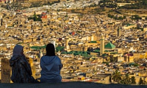 Les femmes s'assoient devant Fès, Fès el Bali au Maroc.