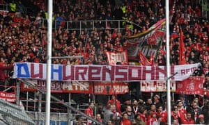 El letrero "Du Hurenshohn" de los fanáticos del Bayern, con las iniciales de Dietmar Hopp resaltadas en azul.