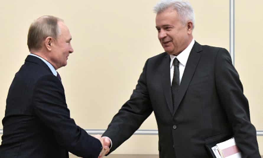 El presidente Vladimir Putin le da la mano al presidente Vakit Alekhero en Lukoil, Moscú.
