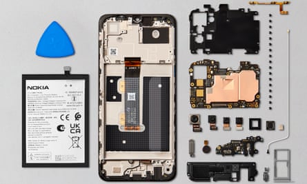 Guides will help users safely take apart the phone with a screen replacement taking approximately 20 minutes.