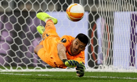 Gerónimo Rulli saves a penalty from David de Gea to secure victory for Villarreal.