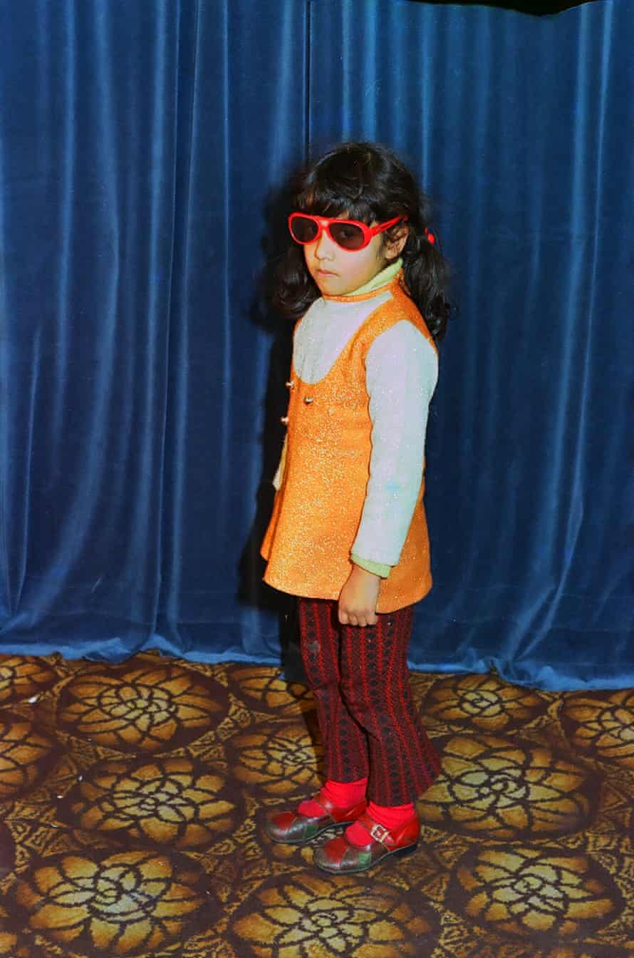 Jeune fille portant des lunettes de soleil