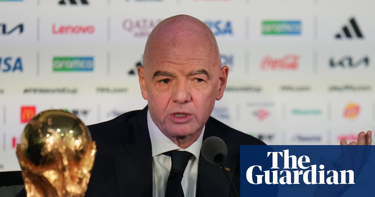 Gianni Infantino cùng Cúp World Cup trong một cuộc họp báo tại Mexico tháng trước (Ảnh: Eduardo Verdugo/AP)