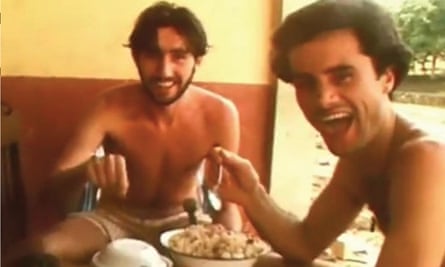 Les journalistes Tony Stewart (à gauche) et Greg Shackleton dégustent un repas à Balibo quelques heures avant que le village ne soit attaqué en octobre 1975.