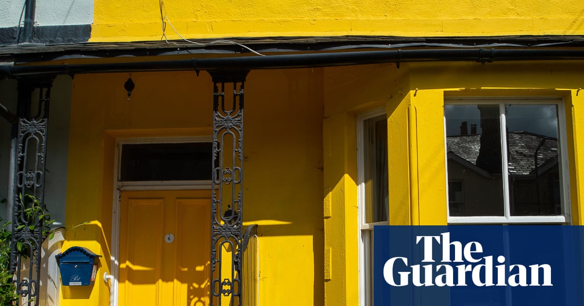 Οι τιμές των κατοικιών στο Ηνωμένο Βασίλειο υποχωρούν για τρίτο διαδοχικό μήνα εν μέσω αβεβαιότητας για τον πόλεμο στο Ιράν