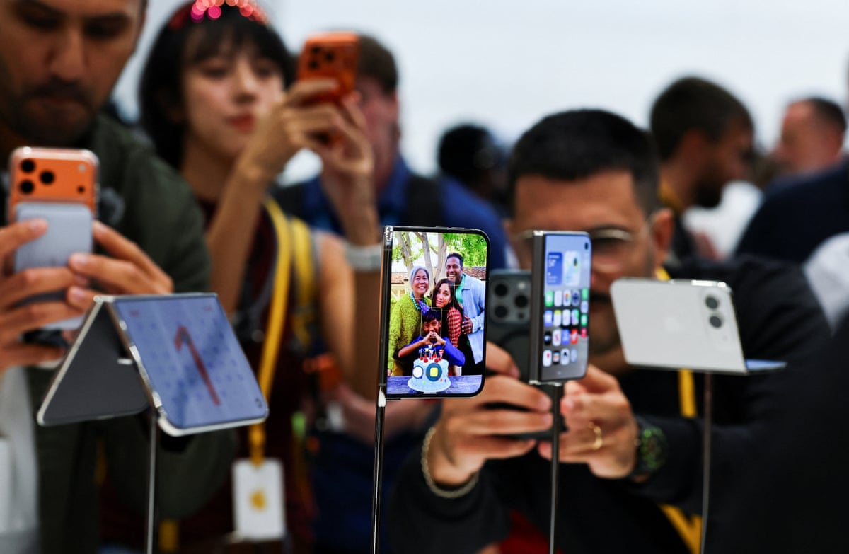 Apple holds event at the Steve Jobs Theater on its campus in CupertinoPeople look at the new foldable iPhone Duo devices on display during Apple’s event at the Steve Jobs Theater in Cupertino, California, U.S. September 9, 2026. /Carlos Barria