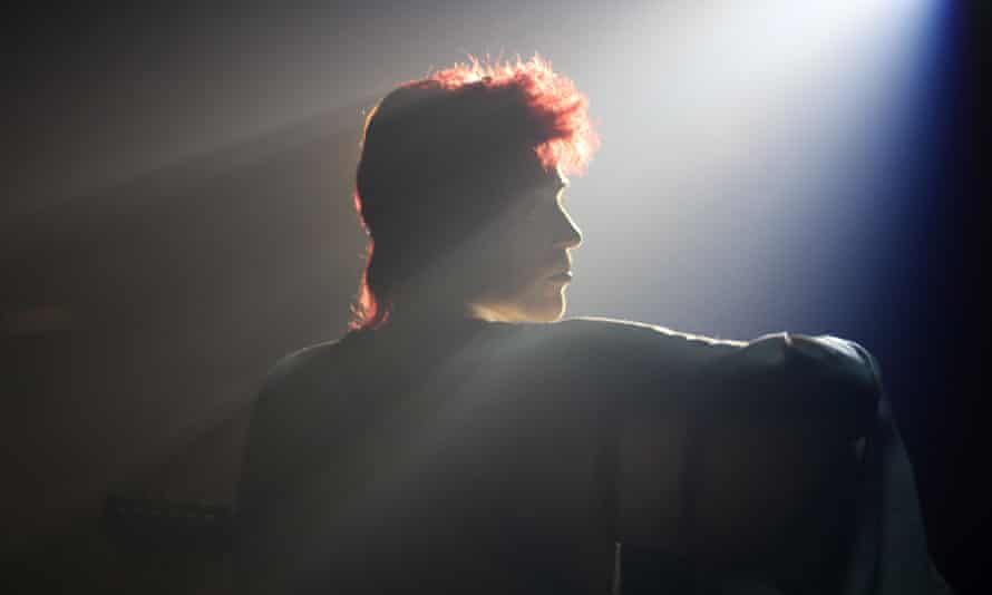 Johnny Flynn as David Bowie in Stardust.