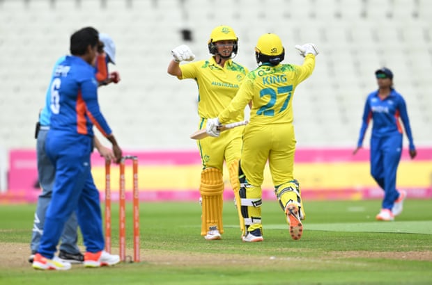 Ash Gardner viert feest met Alana King na de eerste overwinning van Australië op India in Edgbaston.