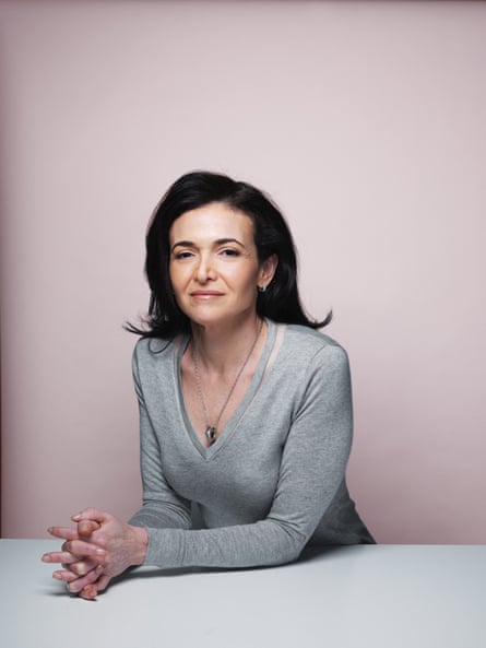 Sheryl Sandberg, diz Zuboff, desempenhou o papel de Typhoid Mary, trazendo o capitalismo de vigilância do Google para o Facebook.