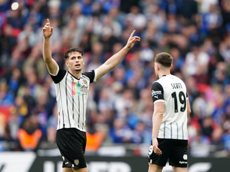 Ruben Rodrigues yang tampak kelelahan merayakan setelah dia naik level untuk Notts County.
