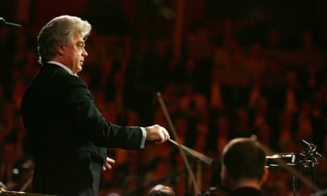 Christopher Warren-Green conducting the London Chamber Orchestra.