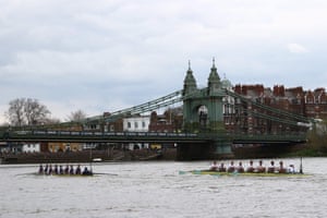Le bateau Oxford conduit le bateau Cambridge sous le pont Hammersmith.