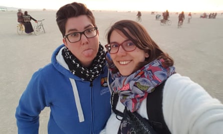 'We just click'… Nina (kiri) dan Lucie di festival Burning Man, di Nevada, 2019.