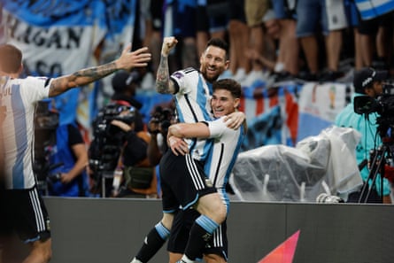 Lionel Messi célèbre avec Julián Álvarez après avoir marqué lors du dernier match des 16 de l'Argentine contre l'Australie