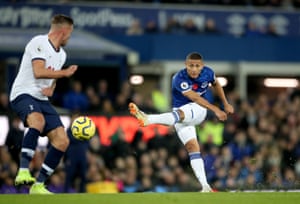 Richarlison has a shot.