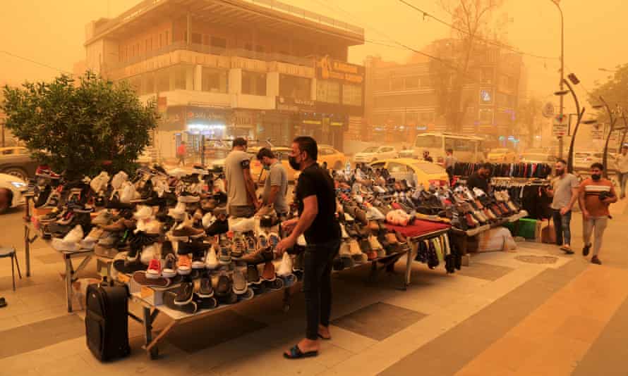 Domenica gli iracheni passano davanti ai negozi nelle strade del quartiere Karrada nel centro di Baghdad.