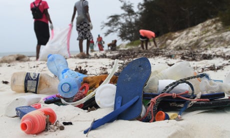 Voluntários recolhem resíduos plásticos durante um exercício de limpeza no condado de Kilifi, no Quénia.