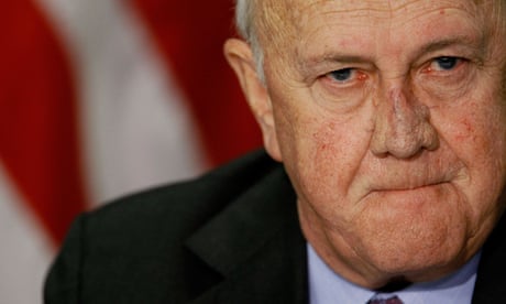 FW de Klerk com a bandeira dos EUA atrás dele