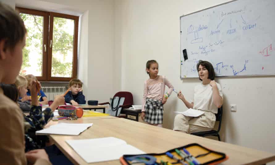 Elena Chegodaeva, nauczycielka z Moskwy, prowadzi szkołę dla rosyjskich dzieci z mieszkania w Erewaniu