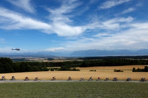 The riders traverse the 186.5km stage.