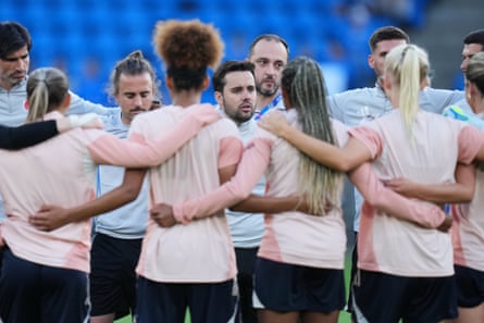Jonatan Giráldez talks to the OL Lyonnes players on the pitch during a training session in Oslo.