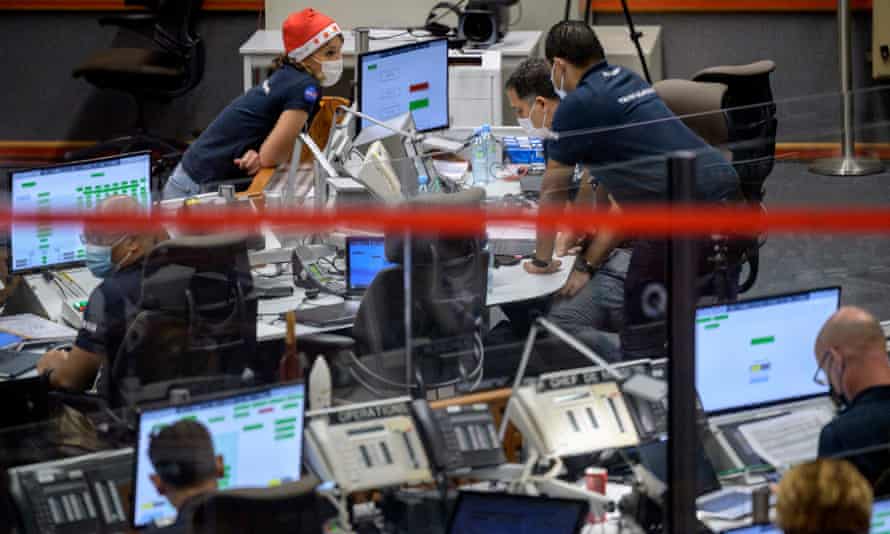 Los equipos observan la cuenta atrás para el lanzamiento de un misil Ariane 5.