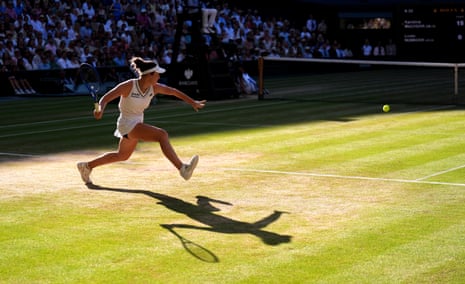 Linda Noskova hits a shot