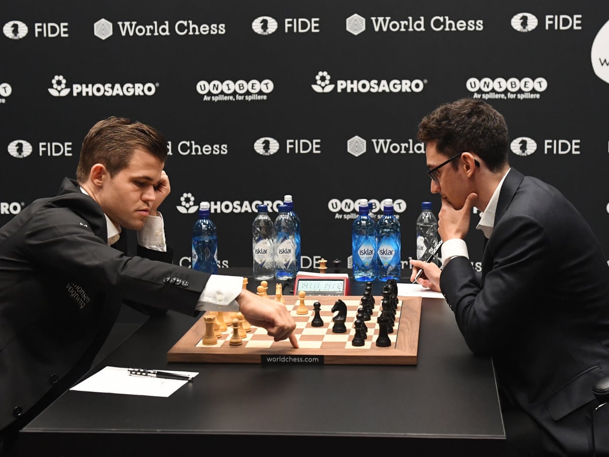 London, UK. 26 November 2018. Magnus Carlsen (R) of Norway