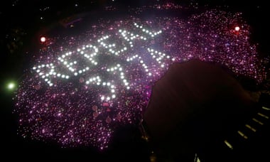 Singapur, erkekler arasındaki cinsel ilişkiyi suç sayan yasayı yürürlükten kaldıracak | Singapur 1 Kampanyacılar, Singapur ceza yasasının 377A bölümünü protesto eden bir oluşumda toplanıyor