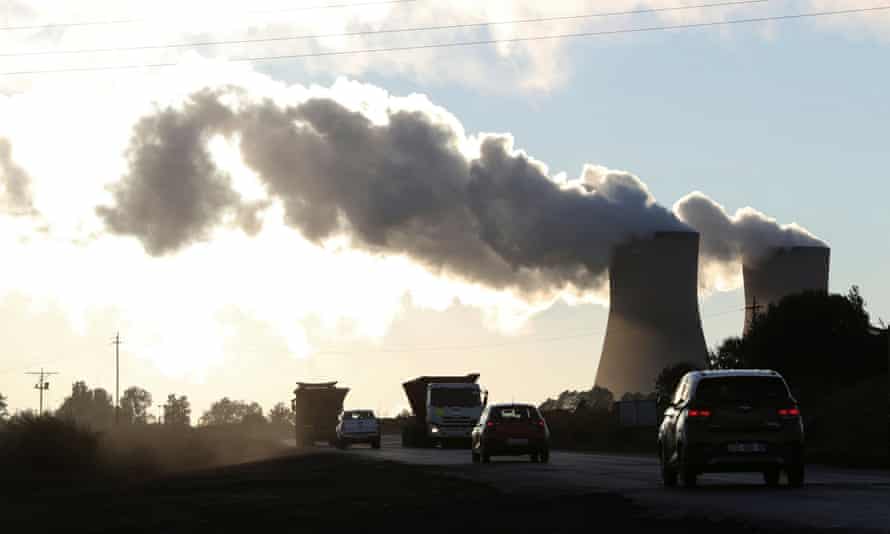 De la fumée s'échappe d'une centrale électrique au charbon