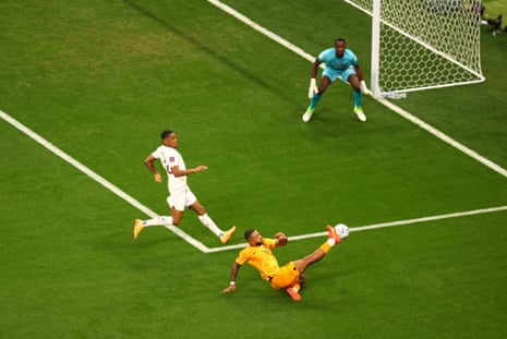 Netherlands v Qatar: World Cup 2022 – live | World Cup 2022 5 Memphis Depay has an early chance for Nethlerlands.