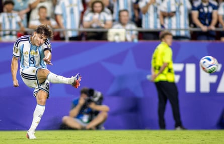 Julián Alvarez lets fly to score arguably the best goal of the World Cup so far against Switzerland