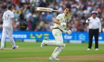 الأسترالي بات كامينز يحتفل بعد فوز أستراليا بأول اختبار Ashes Test بفارق 2 ويكيت.