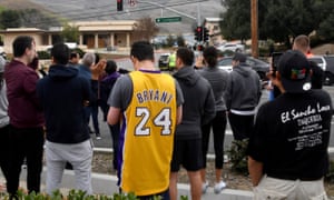 Los fanáticos se reúnen para presentar su respeto a Kobe Bryant después de su muerte.