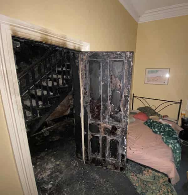 Une chambre dans la maison touchée par le feu