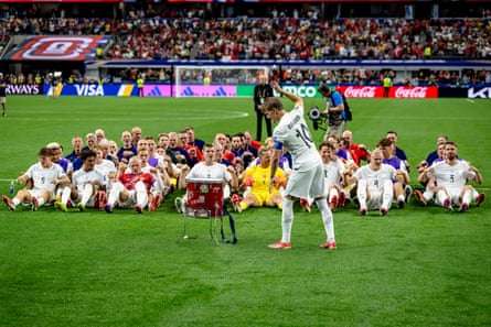 Norway’s players do nan Viking row.